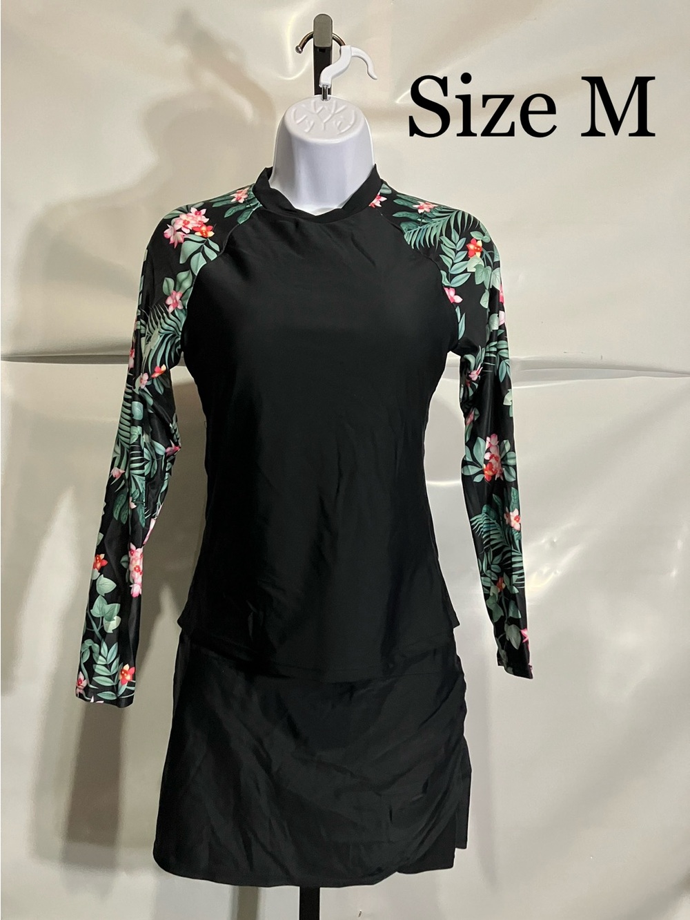 Women’s Black Floral-Print Sleeve Swim Skirt Size Medium